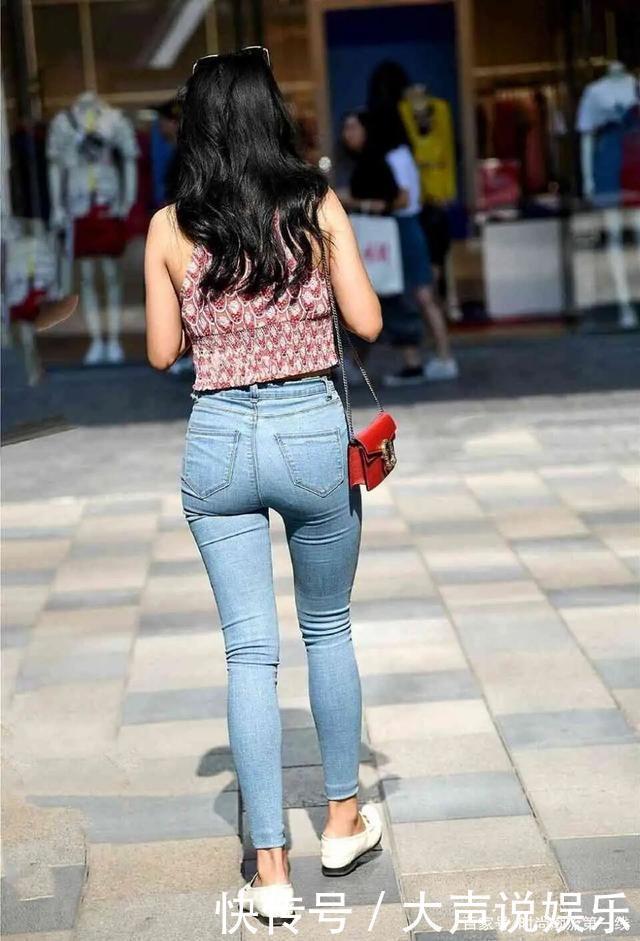 白鞋|今年火了一种新穿法,“牛仔裤+小白鞋”,40岁女性也争着穿!