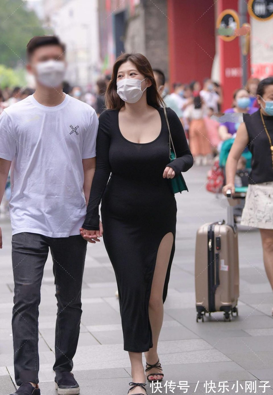 美女|活泼的美女非常自信!一个高调的女神,看起来比花还新鲜!