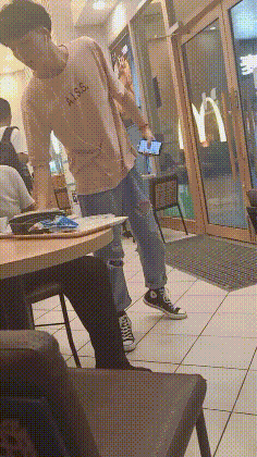 |搞笑GIF趣图:大哥,下次能不能把胡子再刮刮,真的很扎手