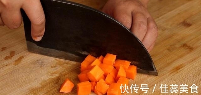 胡萝卜最好吃的做法,我家秋天经常吃,出锅连汤汁都不剩
