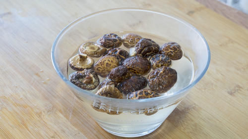 五花肉别红烧了，1种做法2种吃法，简单蒸一蒸，简单省事又营养