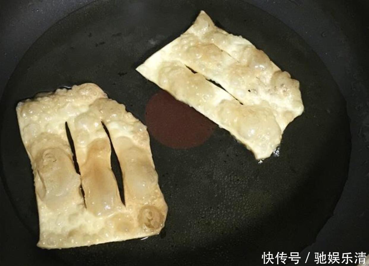 煎饼果子里的薄脆做法，单吃也好吃，又香又脆，做法很简单