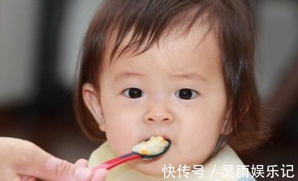 奶粉|6个月宝宝肠坏死,医生警告:2种辅食别再吃,奶粉顺序别颠倒