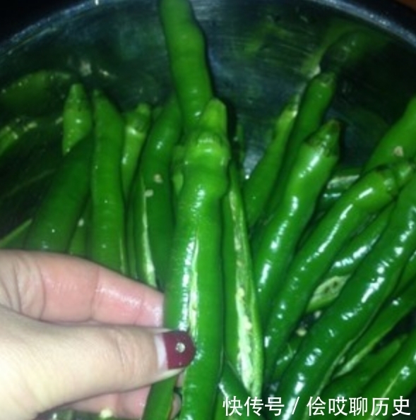 腌辣椒,直接加盐腌就错了!没做这一步,辣椒不脆不香不辣,还容易坏!