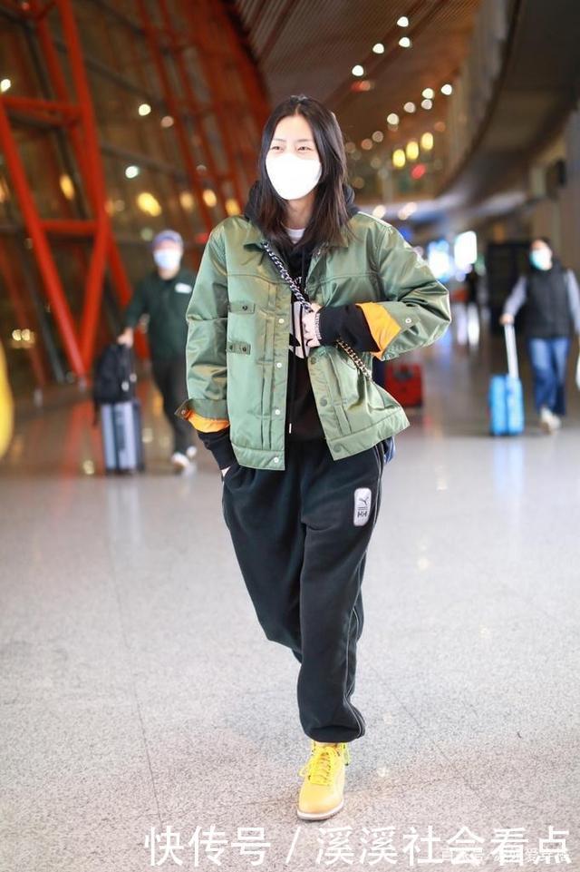 刘雯又把卫衣穿火了,这么搭配保暖舒适又时髦,特适合秋冬季