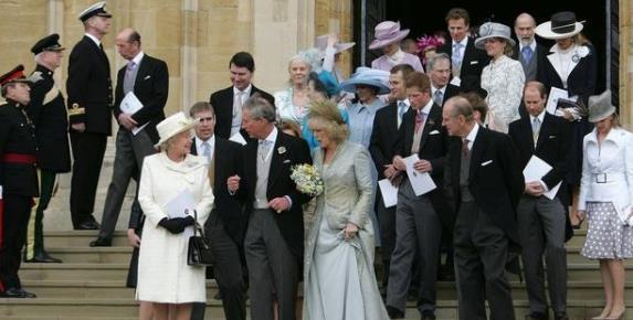 睡着|有妈的孩子像块宝:70岁查尔斯看球睡着,92岁女王微笑不忍叫醒他