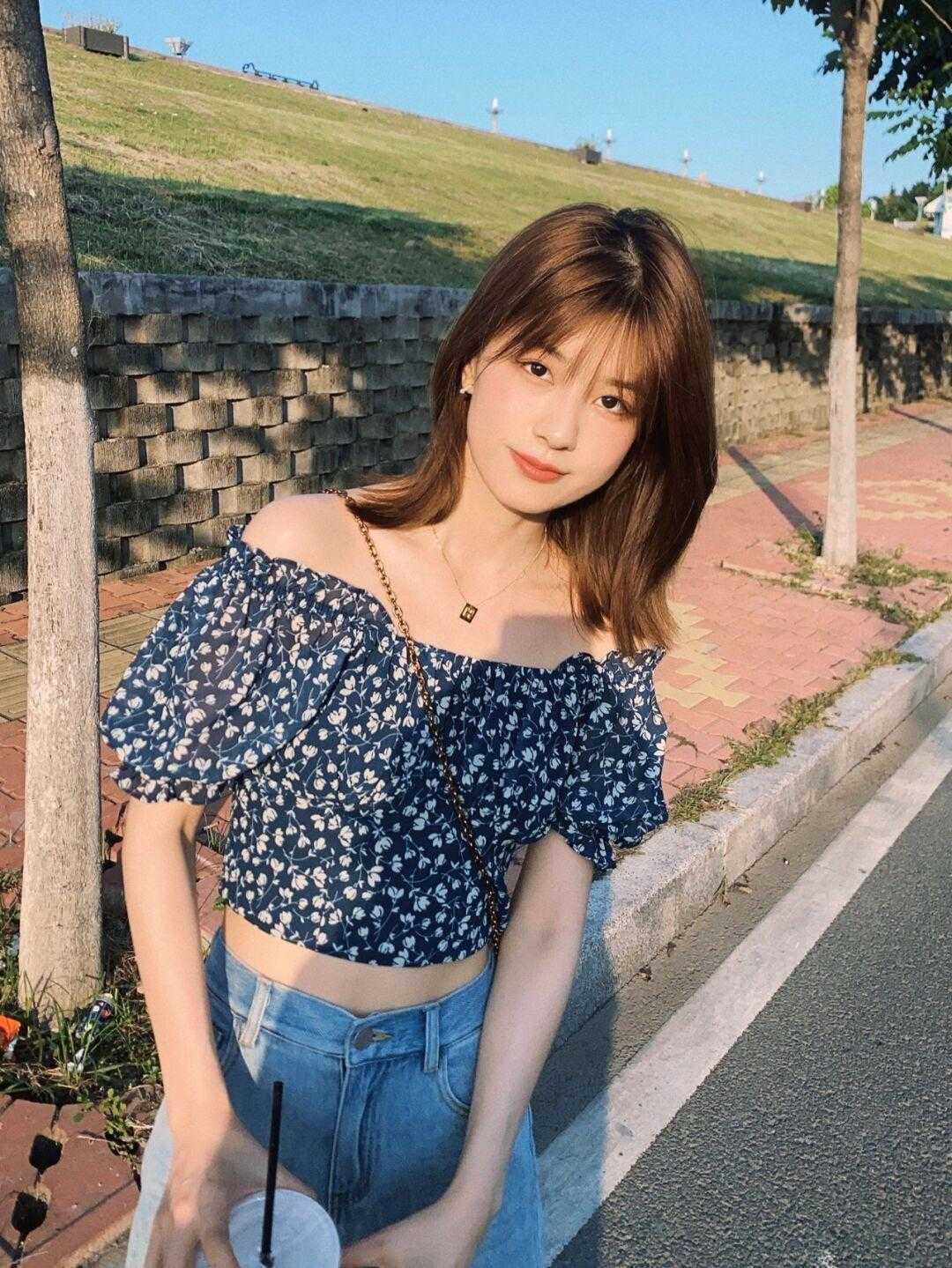 气质感|穿一字肩也可以很出众,搭配牛仔裤简约甜美,还提升气质感