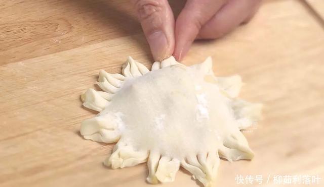 饺子皮|一个红薯，几张饺子皮，这样做香酥可口能拉丝，孩子超爱吃！