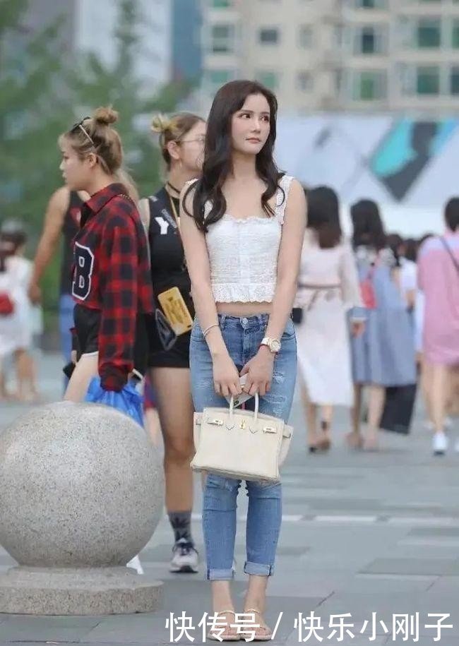 腰身 宛如一朵含苞待放百合花,腰身单手可握,让人眼前一亮