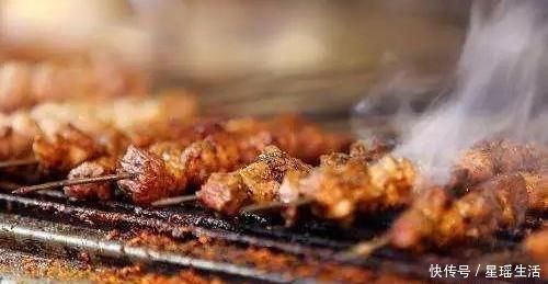 小张|车买不起,敢生孩子,孕妇坐公交被大妈羞辱,男孩反怼真解气!