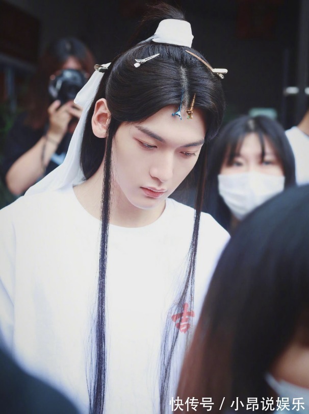 谢怜|《天官赐福》定妆照公开!站姐晒路透图被骂,粉丝都不敢认领