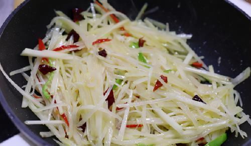 好吃|炒土豆丝，啥时候放醋是关键！顺序对了，就算随便炒炒都爽脆好吃