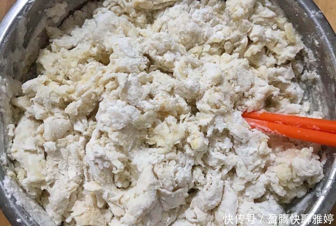 筋度|做面包时，不用烤箱，多加一步就能快速揉出膜，蒸好的面包松软拉