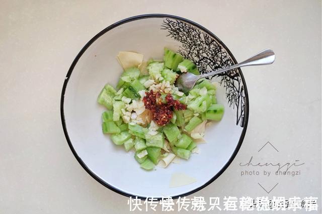 45岁阿姨轻断食午餐，走红朋友圈，网友：吃这么多还不胖，佩服