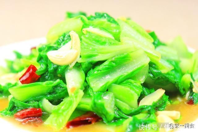 炒青菜时、最忌讳直接下锅炒牢记3个要点,青菜翠绿不发黑