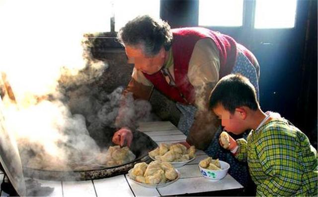 老人家|“最勤快宝宝”走红,趁奶奶睡觉帮忙蒸馒头,网友画面“太美”