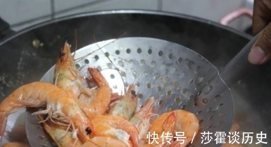 小美美|煮虾别只知道加水煮，试试加点它，虾肉鲜嫩还不腥，咋做都好吃！