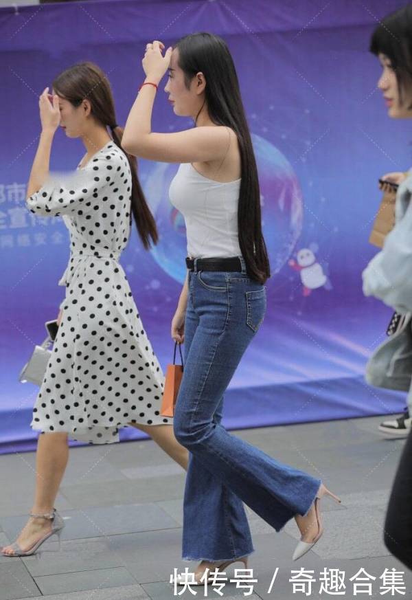 街拍吊带衣塞进喇叭裤提高腰线，微胖也能轻松彰显自己的大长腿