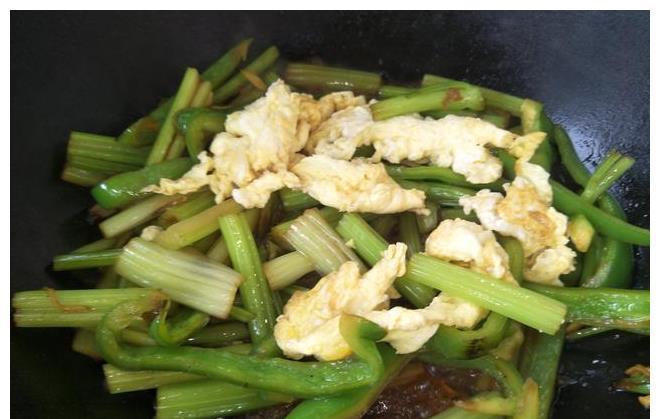 青椒|秋天，3样食材放入炒锅，成本不到5块钱，出锅香脆可口