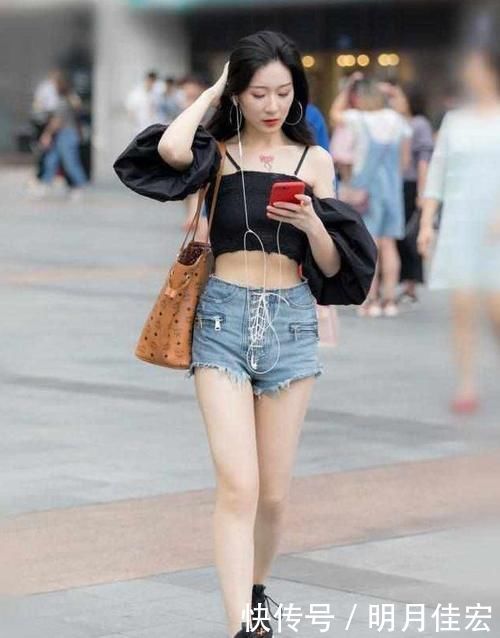 穿搭|潮流穿搭牛仔裤美女，穿搭大胆让人动心，成为靓丽风景线