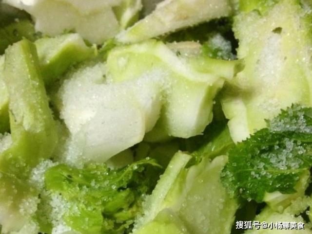 喜欢吃榨菜吗？学会自己做，腌制两天就可以吃，简单又美味