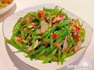 简单又好吃的爽口的下饭菜，鲜美开胃，端上桌都抢着伸筷，秒光！