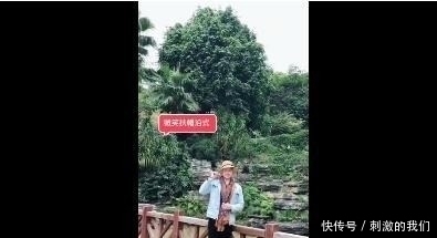 老外|老外模仿中国大妈拍照，画面过于真实！网友：撩水的不是我妈吗