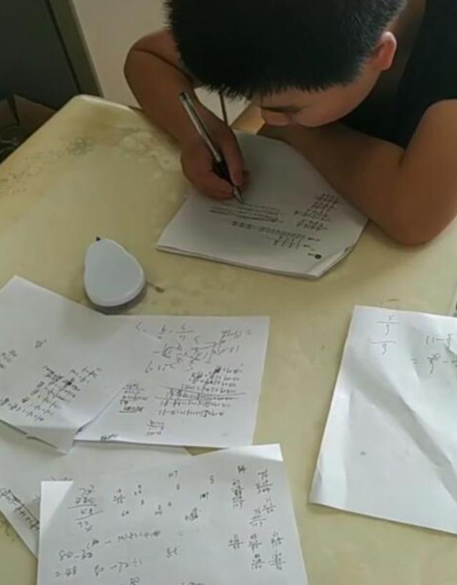 学霸的“草稿纸”在老师朋友圈火了，自律的孩子，到底有多棒