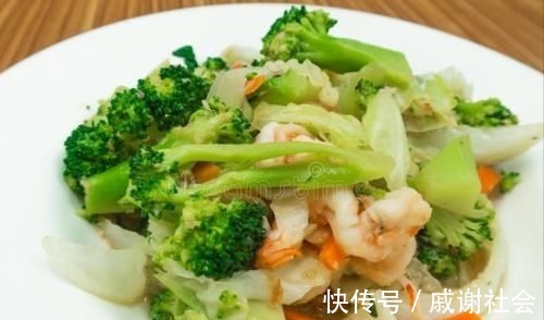 炒西兰花,直接下锅还是先焯水?饭店大厨教你一招,爽脆又入味