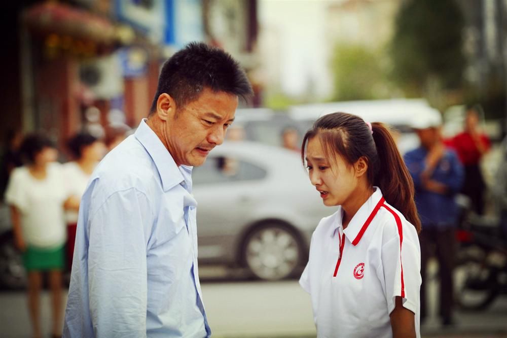 女孩考入初中，不适应初中生活，学习跟不上，该怎么办?