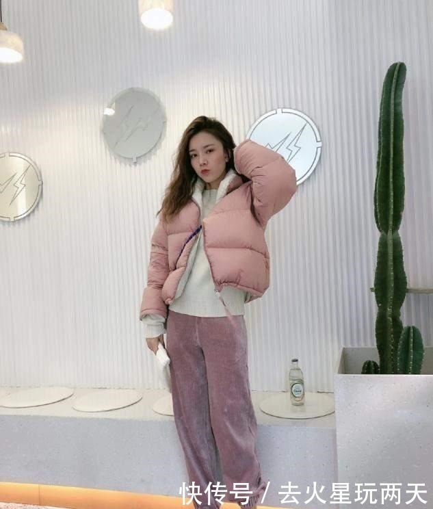 羽绒服|女人买羽绒服时,建议选这3个“显白色”,时髦保暖,明星也爱穿