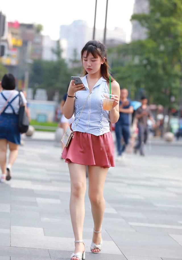 街拍美女脸蛋婴儿肥的美女,匀称柔美比骨感美的女生更具有魅力