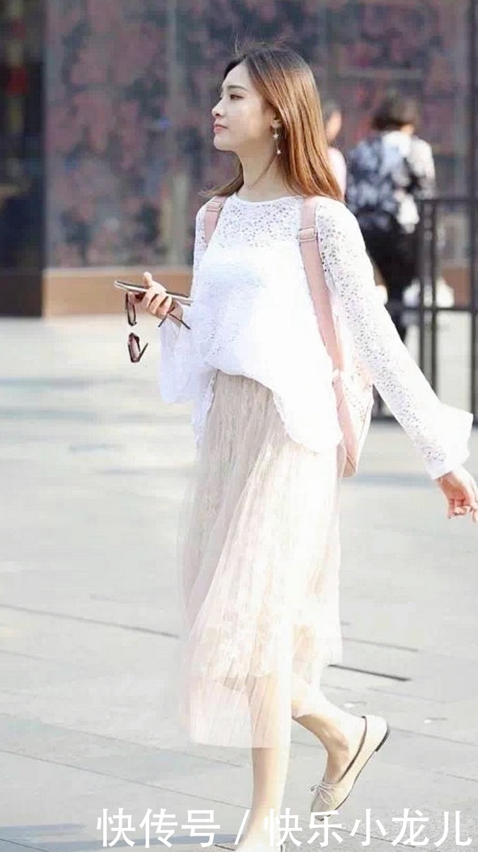 小姐姐难道有裙子好看,一般同龄人可不敢这么穿!