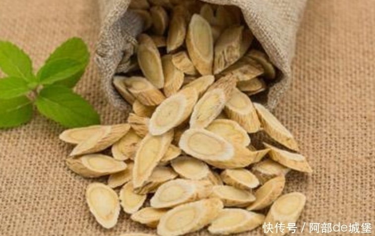 黄芪泡水|黄芪泡水的功效大,3种人要尽量“避免”,可能会影响身体健康