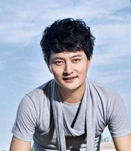 她是云飞前妻,老公星光大道成名后和她离婚,如今独自带女儿生活