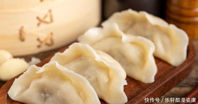 煮冻饺子,最忌水开再下锅,牢记这3点,饺子不露馅不破皮