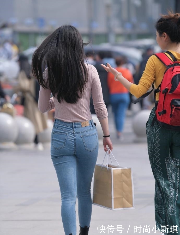 牛仔裤|选择简约修身的牛仔裤穿搭,你会遇见更美的自己