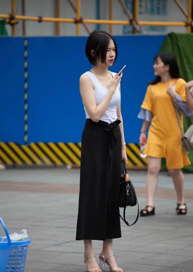 显瘦|又火了一种“另类”穿法, 裹着“围裙”出门, 时髦显瘦又高级!