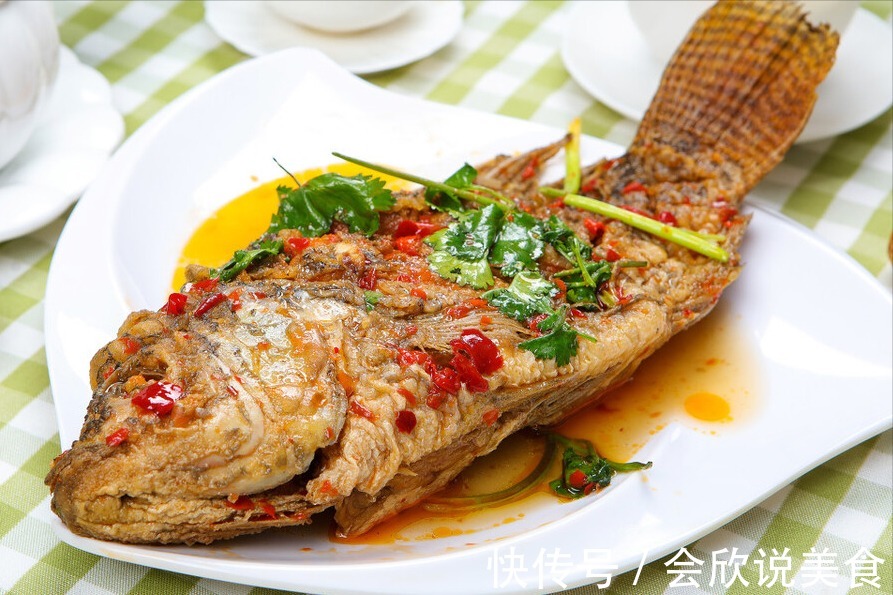 不管炖什么鱼，都别用料酒去腥，多放1味料，鱼肉鲜香，还没腥味