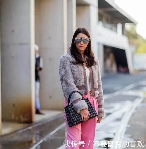 60岁梁安琪魅力不减,穿皮草配连衣裙时髦又贵气,不输老牌明星