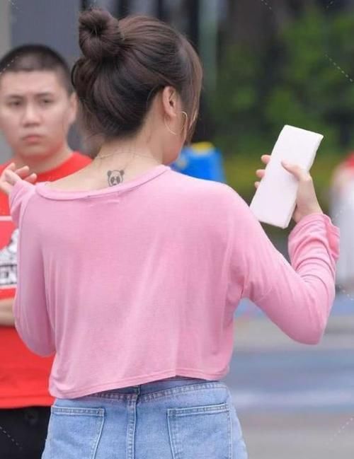 毛呢|知性优雅的美女，一条黑白拼接的连衣裙，时尚气息性感十足