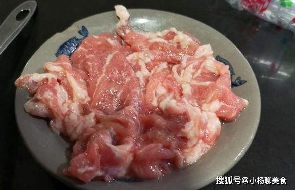 大厨|肉片别在用淀粉腌制了！酒店大厨教你2个诀窍，肉片香嫩入味