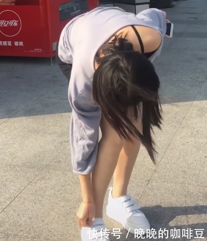 小姐姐穿搭简约很舒服,转眼却在换鞋,但她还需要一把椅子!