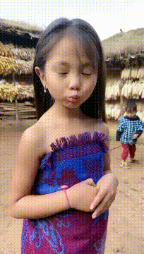 |搞笑GIF趣图:我要有个这样的妹妹,我把好吃的全部给她吃