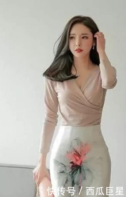 藕粉色修身长袖,搭配浅咖啡色半身裙,彰显气质女人的魅力