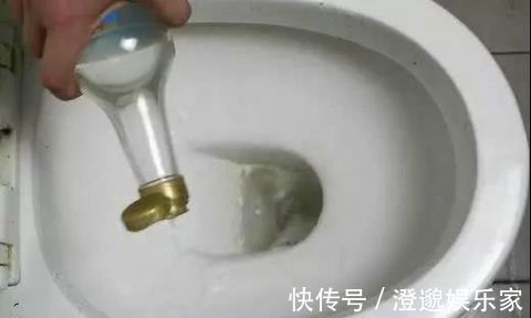 白醋|马桶用久“黄渍”多保洁阿姨教你“4步”，马桶干净无异味！
