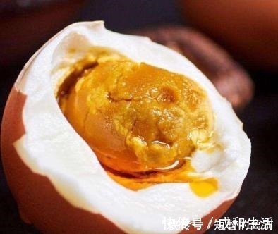咸鸡蛋|腌咸鸡蛋时，只放盐就错了，学会“这5个”步骤，鸡蛋起沙又流油