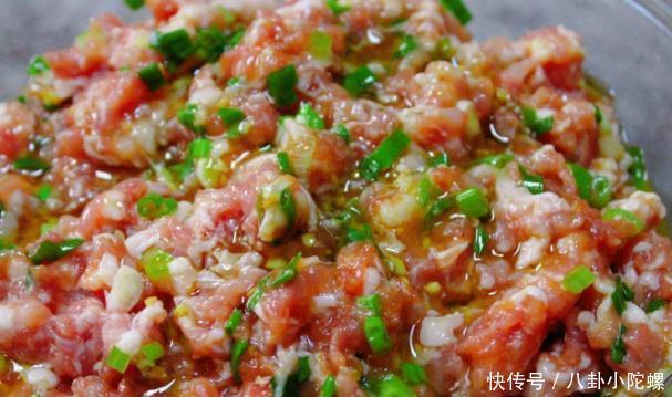 调肉馅时，放水放油的顺序不要错，顺序对了，肉馅饺子鲜嫩多汁