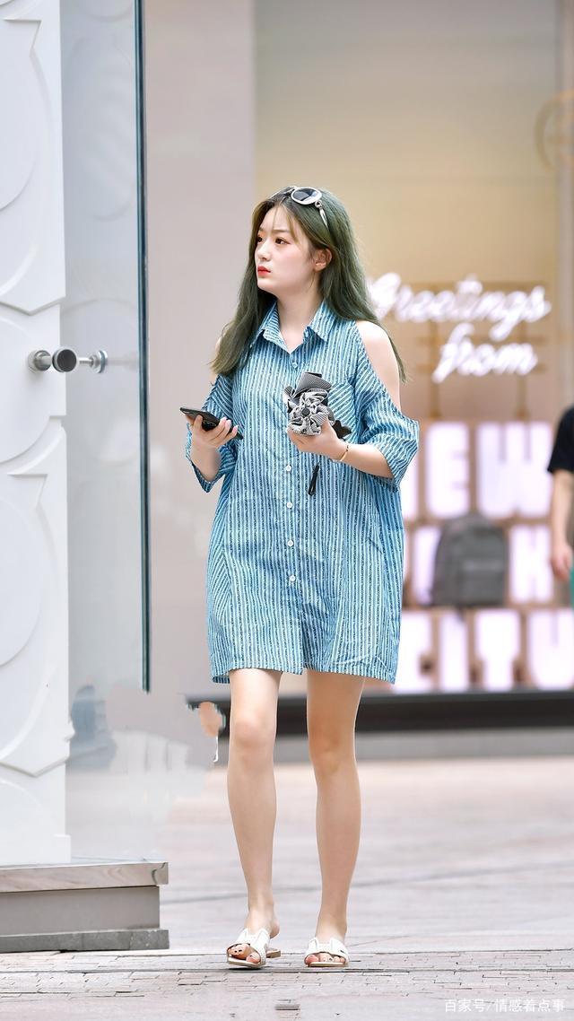 时尚穿搭条纹衬衫裙,搭配拖鞋,简约又时髦