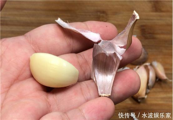 原来大蒜身上有个“小机关”,轻轻一捏,蒜皮就能轻松脱落,实用